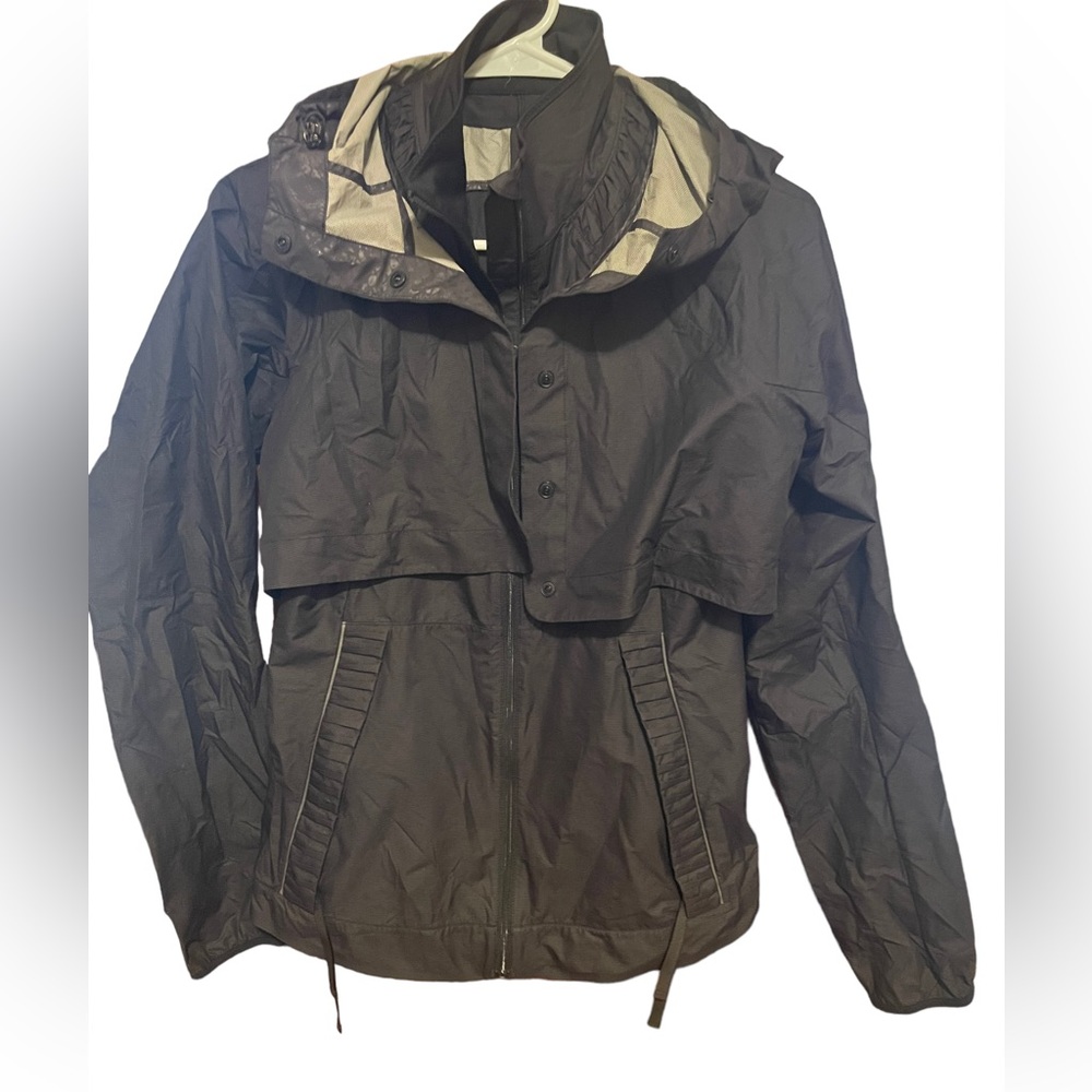 Lululemon Women’s Raincoat 4
